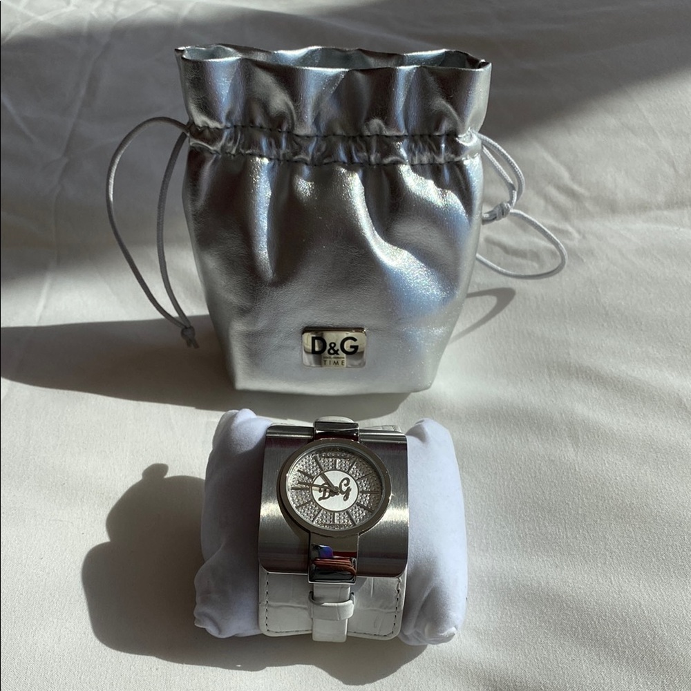 Dolce & Gabbana D&G Metallic Silver Watch with Shimmering Pouch